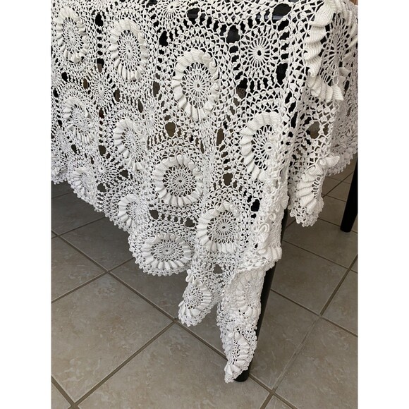 Vintage Hand Crochet Lace Bedspread Tablecloth 84x75 3D Ruffle Wheel Motif Ivory - Picture 3 of 4